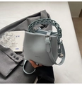 Sac seau en cuir litchi bleu clair avec poignée tressée et breloque cloche argentée - Bleu
