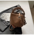 Sac seau en cuir marron avec poignée tressée et charm sphérique en métal argenté - Marron