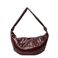 Borsa a tracolla a mezzaluna rosso scuro minimalista in pelle lucida con cuciture - Borgogna