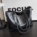 Minimalistische zwarte shopper met witte contraststiksels en een handig voorvakje - Zwart