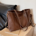 Bruine leren shopper met contraststiksels en verstelbare stoffen schouderriem - Bruin