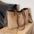Grote beige en bruine contrast tote bag met dubbele riemen op stenen tafel - Khaki