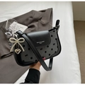 Borsa a spalla a pois con fiocco di perle e ciondolo a cuore su blazer grigio - Nero