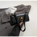 Sac bandoulière en cuir verni noir brillant avec boucle anneau dorée élégante - Noir