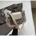 Borsa a spalla in pelle beige con motivo a pois grigi e ciondolo a fiocco di perle - Bianco Sporco