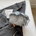 Borsa nuvola arricciata azzurra con ciondolo a farfalla argento e tracolla a catena - Blu