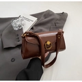 Sac baguette marron foncé en cuir brillant avec une boucle ronde dorée élégante - Marron