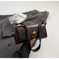 Sac baguette en cuir ciré marron foncé avec boucle dorée et bandoulière élégante - Marron