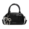 Bolso Boston de cuero encerado negro brillante con dije de mariposa de perlas y correa - Negro
