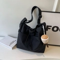 Schwarze Damen-Tragetasche aus Nylon mit Kordelzug-Taschen und Kaffeetassen-Plüschanhänger - Schwarz Mit Anhänger