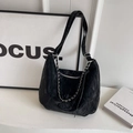 Borsa hobo nera in velluto stropicciato con catena argento e tracolla regolabile - Senza ciondolo / Nero (Senza Ciondolo)