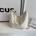 Borsa hobo beige minimalista con trama a pieghe e tracolla a catena argento - Senza ciondolo / Beige (Senza Ciondolo)