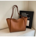 Braune gewebte Tragetasche mit minimalistischem Design und schicken Leder-Schultergurten - Braun