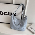 Borsa hobo celeste chic con trama a pieghe e catena d'argento per le donne - Senza ciondolo / Blu (Senza Ciondolo)