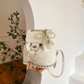 Zaino beige lucido con ciondolo a fiocco di perle e dettagli raffinati di catene argentate - Con Pendente di Perla / Beige