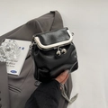 Mini sac bandoulière en cuir noir brillant avec cadre argenté et bandoulière chaîne - Noir