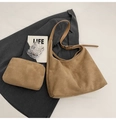 Dettaglio set borsa hobo in camoscio marrone con pochette coordinata e tracolla - Cachi