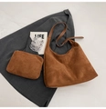 Borsa hobo marrone in pelle scamosciata con mini pochette e tracolla larga alla moda - Marrone