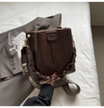 Bolso saco retro marrón oscuro con correa ancha y asa de cadena trenzada - Marrón