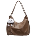 Borsa hobo marrone in ecopelle con un simpatico ciondolo a nuvola bianca morbida - M / Marrone