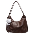 Borsa a spalla hobo in ecopelle marrone scuro con ciondolo a nuvola in peluche bianco - M / Marrone