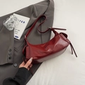Bolso de hombro vintage color burdeos en cuero sintético con correa ajustable - Rojo