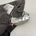 Bolso de hombro plateado metalizado con efecto de metal líquido y correa ajustable - Plateado