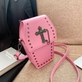 Borsa gotica rosa a forma di bara con croce metallica e dettagli di borchie - Taglia unica / Croce Rosa