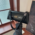 Klassische schwarze Schultertasche mit Faltenstruktur und goldener Metallschnalle - Schwarz