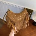 Braune Bohemian-Umhängetasche aus Wildlederimitat mit goldenen Nieten und langen Fransen - Braun (Nieten)