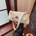 Minimale cremeweiße Schultertasche mit goldener Metallschnalle und strukturierter Lederoptik - Gebrochenes Weiß