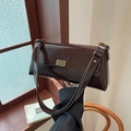 Retro Schultertasche in Schokobraun aus Glanzleder mit goldener Metallschnalle - Kaffeebraun