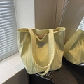 Bolso tote grande plisado amarillo pálido con etiqueta Kiss Yourself minimalista - Amarillo