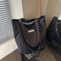Bolso tote negro de lona plisada con correas largas para el hombro y etiqueta - Negro