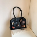 Borsa a spalla nera retrò con toppe vintage e ciondolo decorativo al cioccolato - Nero Con Ciondolo al Cioccolato