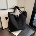 Bolso tote minimalista de pana negra con correa ajustable para el hombro estilo Hobo - Negro