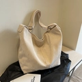 Bolso tote minimalista de pana beige con correa ajustable sobre chaqueta cuero - Blanco Roto