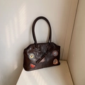 Borsa tote retrò in pelle marrone scuro con toppe ricamate vintage e uno stile chic - caffè