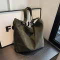 Bolso tote minimalista de pana verde oscuro con correa ajustable y hebilla metálica - Verde