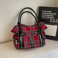 Sac fourre-tout punk gothique à carreaux rouges avec clous, chaînes et détails vernis - Grille Rouge