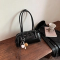 Retro black glossy baguette bag with contrast stitching and athletic keychain detail - With Charm / Black