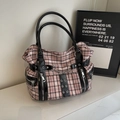 Cabas punk à carreaux roses avec bordure en cuir verni noir et détails de chaînes - Grille rose