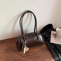 Retro dark brown baguette shoulder bag with contrast stitching and charms - With Charm / Coffee