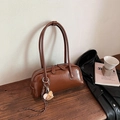 Vintage brown bowling shoulder bag in glossy faux leather with a baseball charm - With Charm / Brown