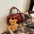 Borsa bowling vintage in PU bordeaux con ciondolo a forma di orsetto e tracolla regolabile - Con Ciondolo / Rosso