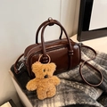 Borsa bowling retrò in pelle PU marrone lucido con ciondolo a forma di orsetto peluche - Con Ciondolo / Marrone