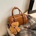 Borsa bowling minimalista marrone in pelle PU con doppi manici e ciondolo orsetto - Con Ciondolo / Marrone Giallastro
