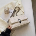 Sac bandoulière crème matelassé avec surpiqûres en V et chaîne en métal noir élégante - Blanc