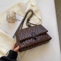 Sac bandoulière matelassé marron foncé avec coutures en V et chaîne en métal noir - Marron