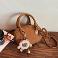 Braune Boston Bag aus Leder-Mix mit Plüsch-Anhänger und abnehmbarem Schultergurt - Kohleball-Anhänger-Stil / Braun